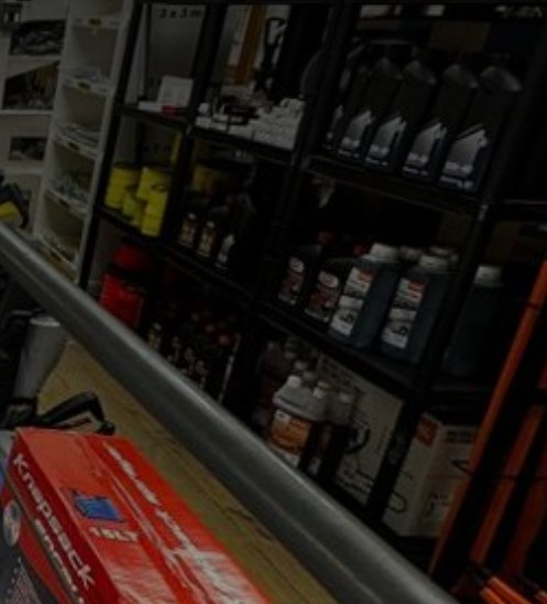 Estanterías con lubricantes y accesorios
